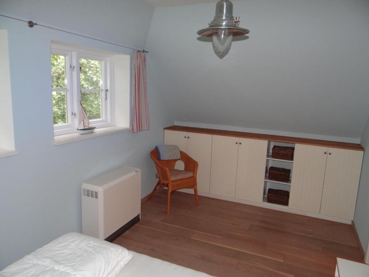 Ferienwohnung-Dg-Im-Reetdachhaus-Im-Ort-Welt Exteriör bild