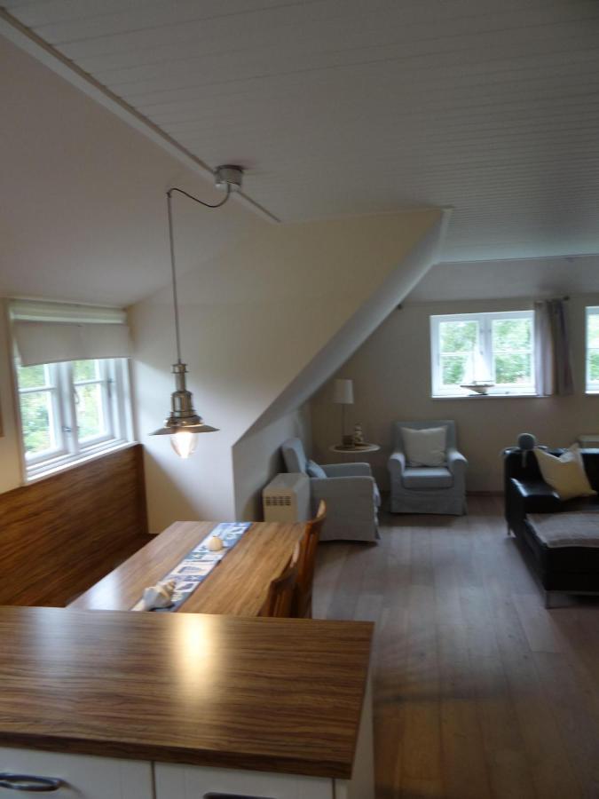 Ferienwohnung-Dg-Im-Reetdachhaus-Im-Ort-Welt Exteriör bild