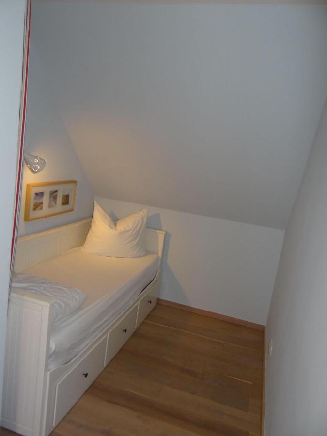 Ferienwohnung-Dg-Im-Reetdachhaus-Im-Ort-Welt Exteriör bild